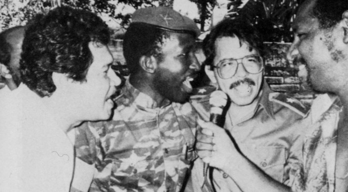 Sankara chante avec Daniel Ortega