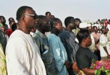 Ernest Nongma Ouédraogo : le legs de Sankara Ernest Nongma Ouedraogo (1er à gauche)au cimétière de Dagnoen le 15 octobre 2004 (photo Bruno Jaffré)