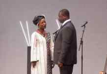 “Une nuit à la présidence” une pièce de théatre de Jean Louis Martinelli La ministre de la culture (Odile Sankara) sermonne le President (Moussa Sanou). Photo Bruno Jaffre